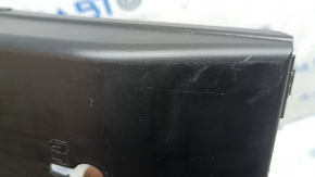 Capacul cutiei de siguranțe de sub bord pentru Volvo XC60 18-26 este uzat, fixarea este ruptă, există zgârieturi