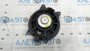 Difuzorul portierei inferioare dreapta față de la Volvo XC60 18-26 are un suport defect