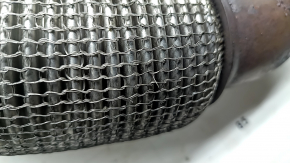 Țeava de admisie cu convertorul catalitic al Audi A3 22-26 este zdrobită, plasa este ruptă