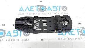 Mecanismul mânerului ușii din spate stânga a unui VW Taos 22-25 are un suport defect