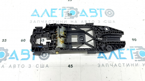 Mecanismul mânerului ușii din spate stânga a unui VW Taos 22-25 are un suport defect