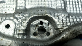 Scutul termic al tobei de eșapament a modelului Audi A3 22-26 este zdrobit, elementele de fixare sunt corodate