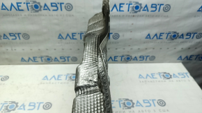 Scutul termic al tobei de eșapament a modelului Audi A3 22-26 este zdrobit, elementele de fixare sunt corodate