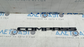 Эмблема надпись COMPASS двери передней правой Jeep Compass 17-26 погнута, царапина