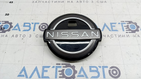 Эмблема логотип двери багажника Nissan Murano 25-26 под кнопку, с кронштейном