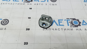 Скоба замка двери задней левой Kia Sorento 16-20