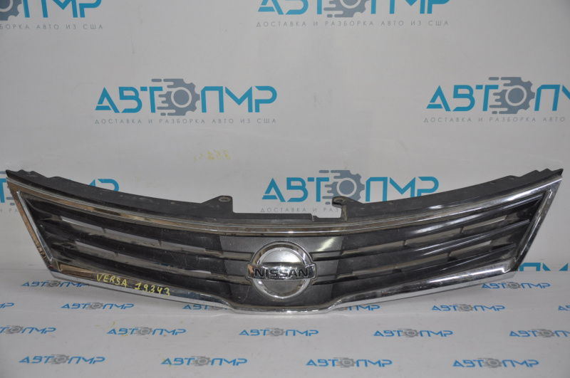 Grila radiatorului Nissan Versa 1.8 10-12 s-a umflat cromată