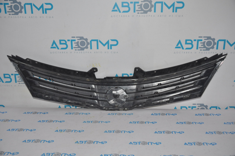 Grila radiatorului Nissan Versa 1.8 10-12 s-a umflat cromată