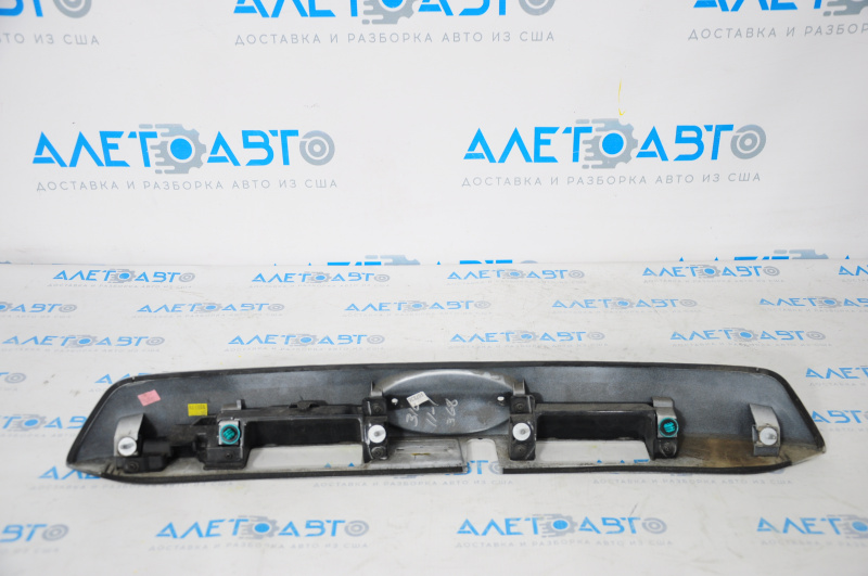 Накладка двери багажника Subaru Impreza 5d 17-23 трещина