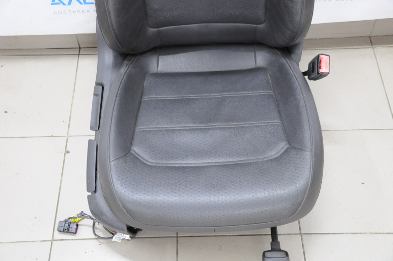 Пассажирское сидение VW Passat b7 12-15 USA без airbag, механич, кожа черн