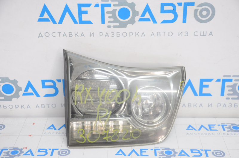 Фонарь внутренний крышка багажника левый Lexus RX350 RX400h 06-07 рест темный, скол, полез хром, сломана направляйка