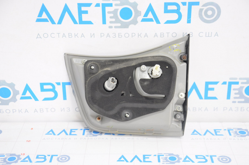 Фонарь внутренний крышка багажника левый Lexus RX350 RX400h 06-07 рест темный, скол, полез хром, сломана направляйка