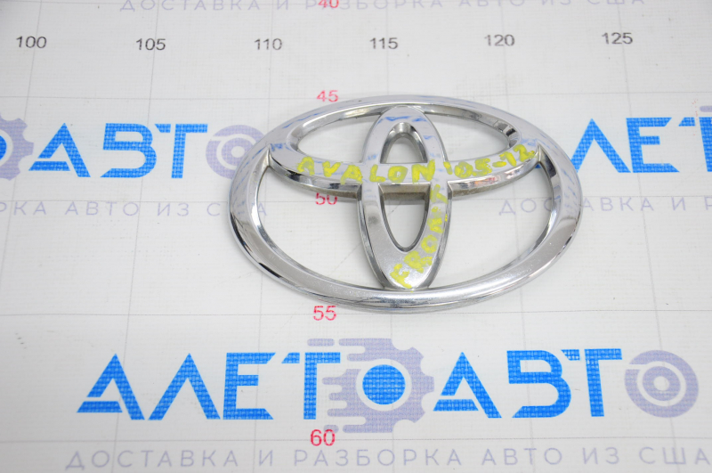 Эмблема решетки радиатора grill Toyota Avalon 13-15 hybrid без подложки