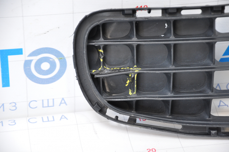 Нижняя решетка переднего бампера Mini Cooper Countryman R60 10-16 обломано крепление, примят, надрывы