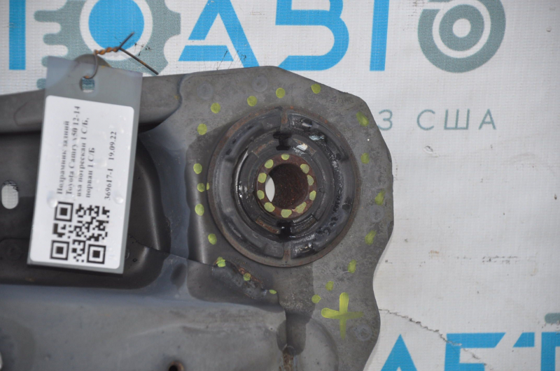 Bara spate pentru Toyota Camry v50 12-14 SUA este crăpată pe o parte și ruptă pe cealaltă