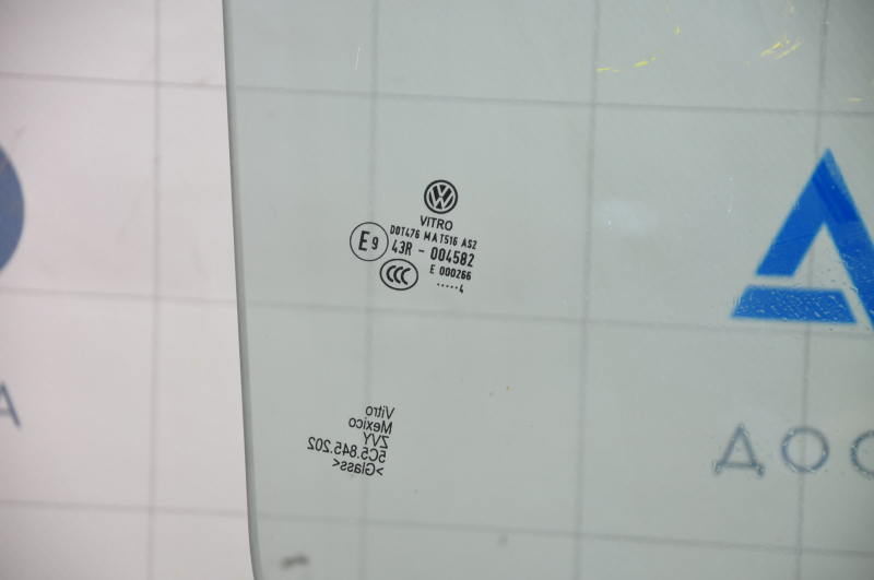 Стекло двери передней правой VW Beetle 12-19