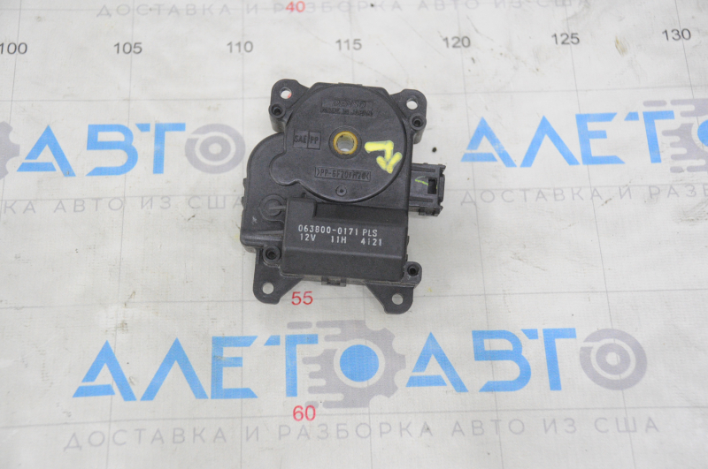Актуатор моторчик привод печки кондиционер, правый нижний Lexus GS300 GS350 GS430 GS450h 06-11