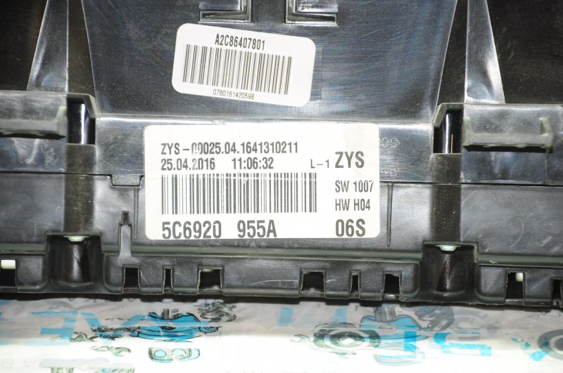 Щиток приборов VW Jetta 11-16 USA 1.4T 1.8T 2.0 с большим дисплеем, царапина
