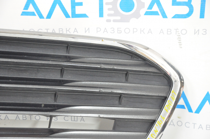 Нижняя решетка переднего бампера Toyota Avalon 13-15 дорест, хром, сломаны соты, трещина на хроме, песок, прижата