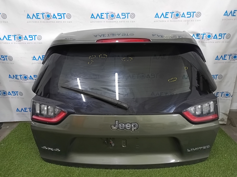Дверь багажника голая со стеклом Jeep Cherokee KL 19-23 - зеленый PFP, с эмблемами, со спойлером, с оптикой, с трапецией и дворником, царапины на стекле