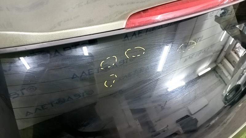 Дверь багажника голая со стеклом Jeep Cherokee KL 19-23 - зеленый PFP, с эмблемами, со спойлером, с оптикой, с трапецией и дворником, царапины на стекле