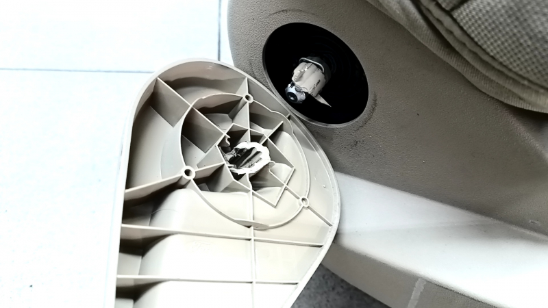 Пассажирское сидение Ford Explorer 16-19 без airbag, механика, ткань беж, под химчистку, сломана ручка
