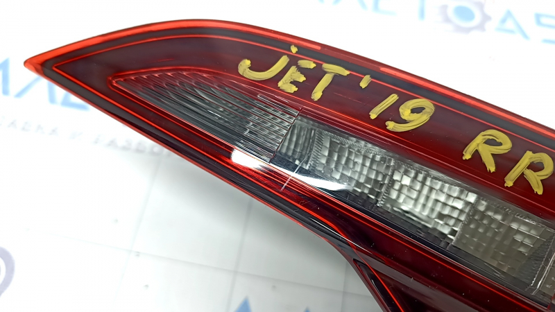 Фонарь внутренний крышка багажника правый VW Jetta 19-26 царапины