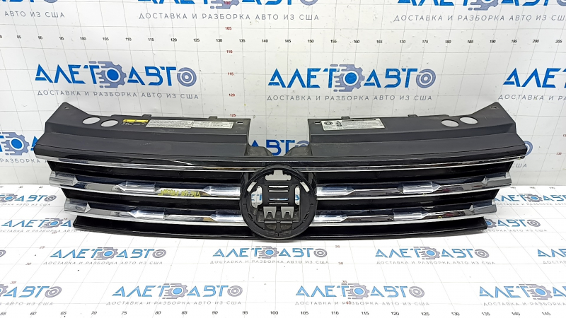 Решетка радиатора grill VW Tiguan 18-21 без эмблемы, 3 хром полоски, сверху черный глянец, вздулся хром, тычки