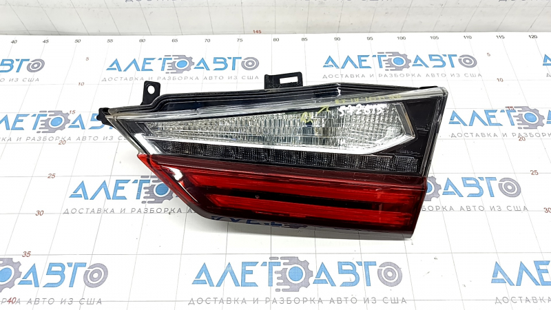 Фонарь внутренний дверь багажника правый Lexus RX350 RX450h 16-22 без повторителя, сломано крепление накладки