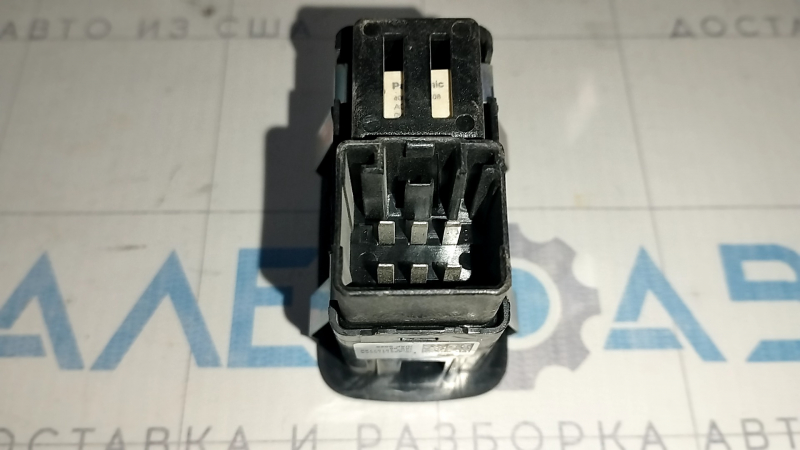 Управление стеклоподъемником задним правым Jeep Cherokee KL 14-23 черное