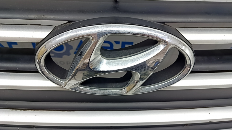 Решетка радиатора grill Hyundai Elantra AD 17-18 дорест, матовый хром, с эмблемой, царапины, песок, не заводские отверстия