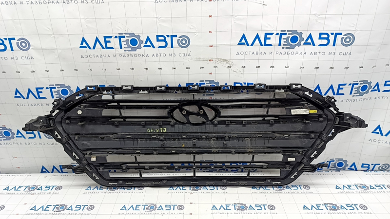 Решетка радиатора grill Hyundai Elantra AD 17-18 дорест, матовый хром, с эмблемой, царапины, песок, не заводские отверстия