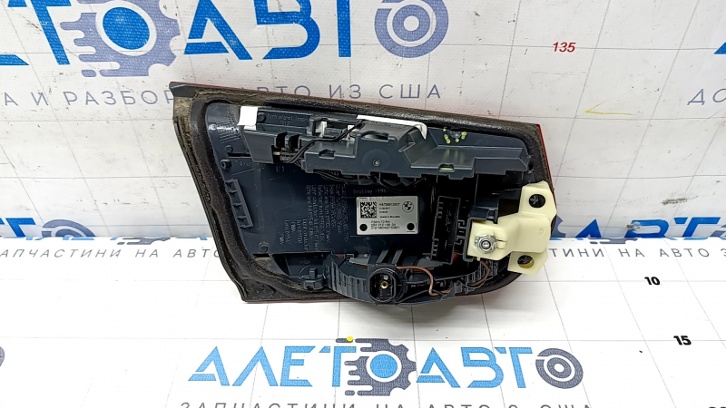 Фонарь внутренний крышка багажника правый BMW 3 F30 16-18 светлый, сломана направляющая, царапины