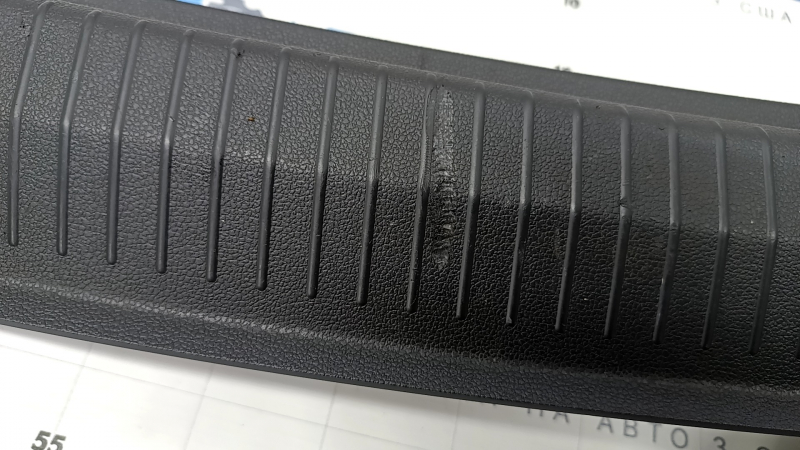 Накладка проема багажника VW Tiguan 18-24 черная, царапины, надломаны направляющие