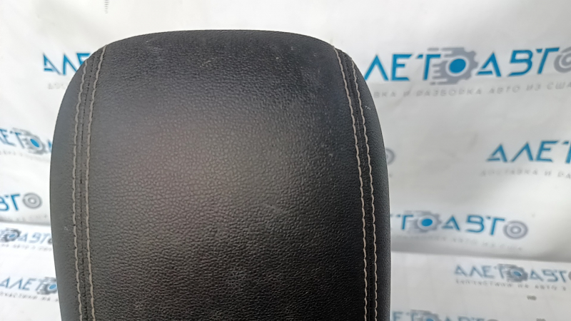 Подлокотник центральной консоли Ford Escape MK4 20-26 кожа черный, потертости