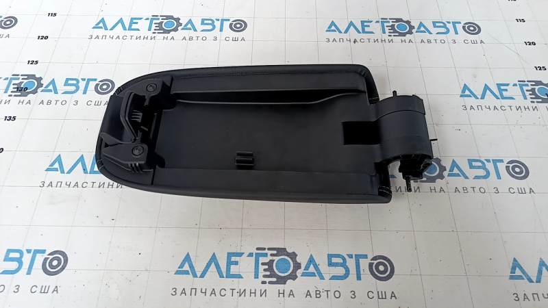 Подлокотник центральной консоли Ford Escape MK4 20-26 кожа черный, потертости