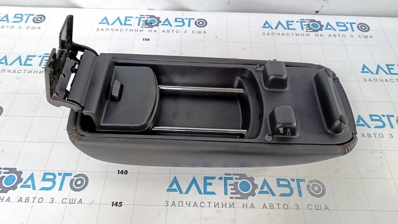 Подлокотник Dodge Journey 11-20 кожа, черная, красная строчка, царапина