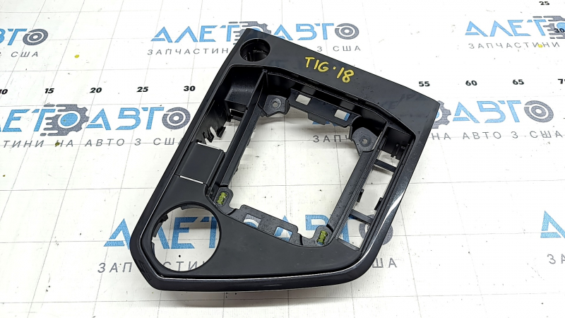Накладка шифтера КПП VW Tiguan 18-24 под кнопку Start-Stop, графит, царапины