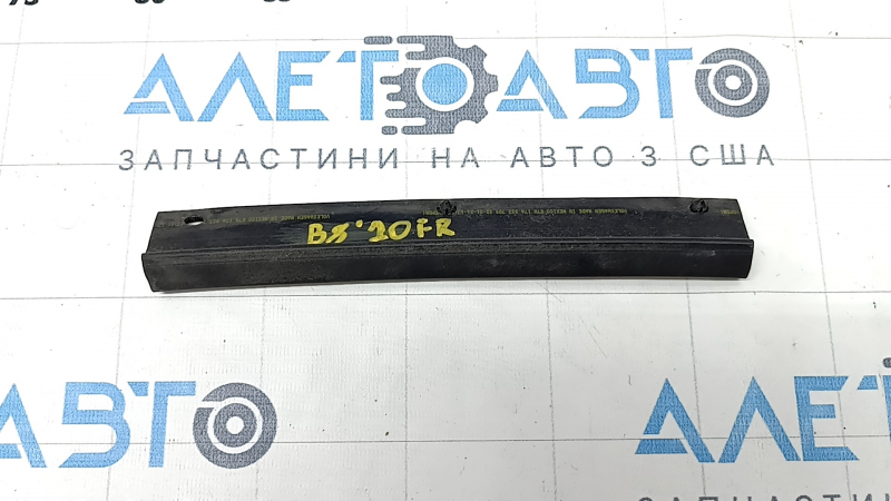 Уплотнитель капота на капоте правый VW Passat 20-22