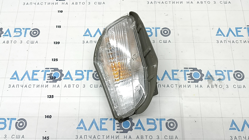 Поворотник правый Toyota Prius V 12-14 дорест, песок
