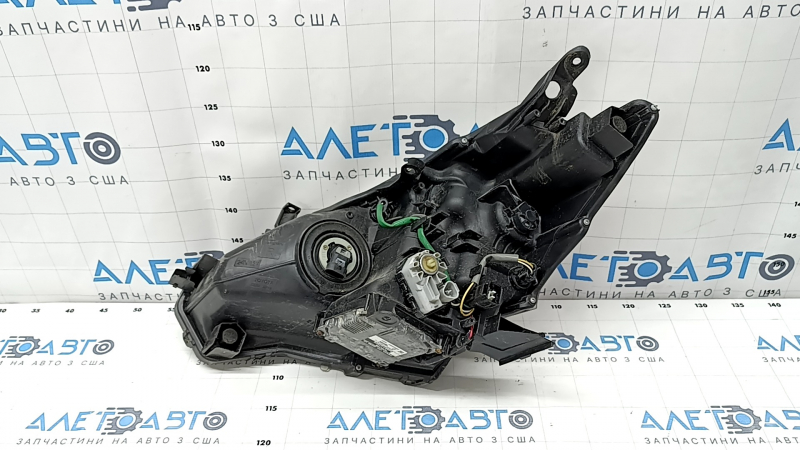 Фара передняя правая Toyota Prius V 12-14 в сборе дорест LED, песок, царапины