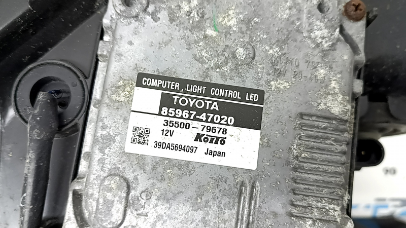 Фара передняя правая Toyota Prius V 12-14 в сборе дорест LED, песок, царапины