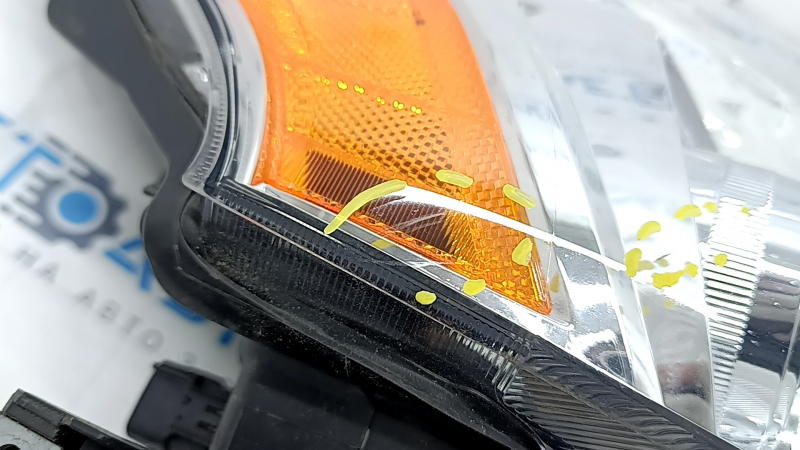Фара передняя правая Toyota Prius V 12-14 в сборе дорест LED, песок, царапины