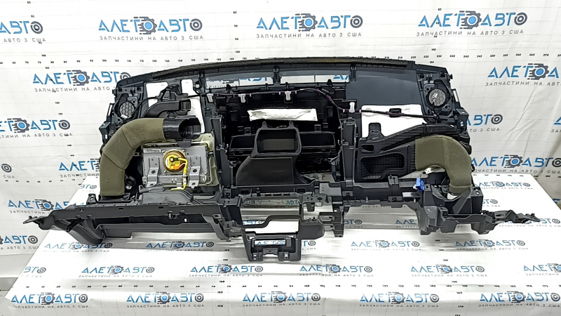 Торпедо передняя панель с AIRBAG Toyota Prius V 12-16 черная, ржавый пиропатрон