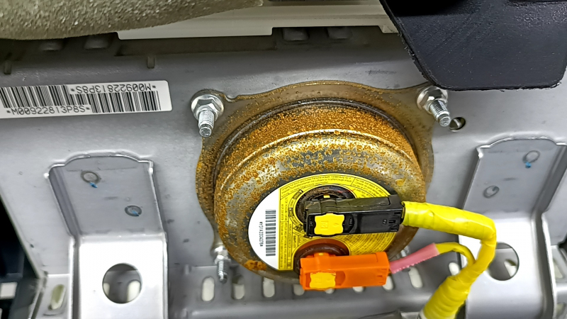 Торпедо передняя панель с AIRBAG Toyota Prius V 12-16 черная, ржавый пиропатрон