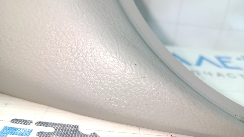 Накладка передней стойки нижняя правая Lexus RX300 RX330 RX350 RX400h 04-08 серая, царапины, побелел пластик, трещина
