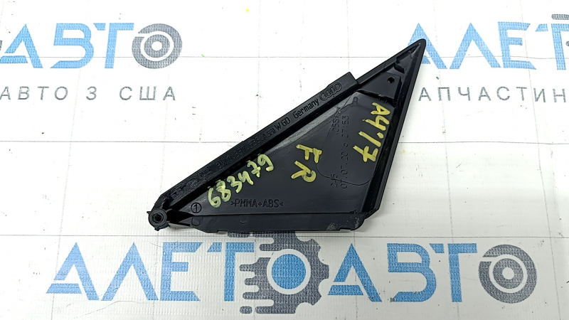 Треугольник заглушка двери передней правой Audi A4 B9 17-25 черный глянец, царапины