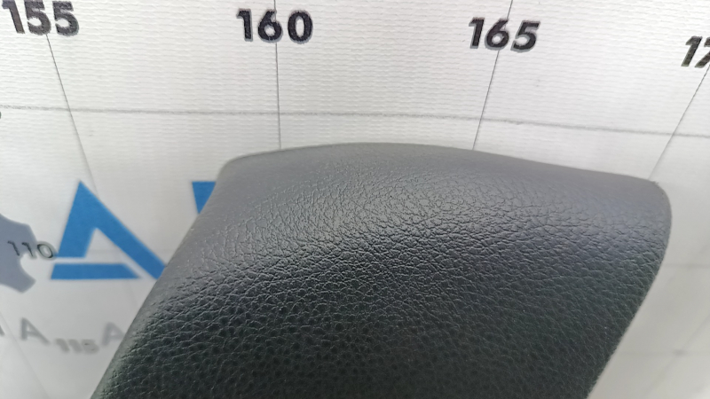 Накладка колени водителя Chrysler 200 15-17 черная, царапины