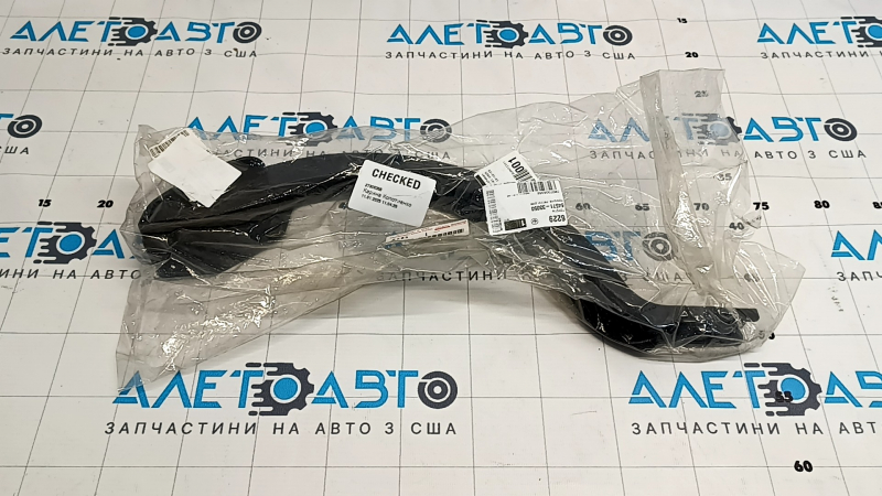 Накладка петли крышки багажника правая Lexus ES300h ES350 13-18
