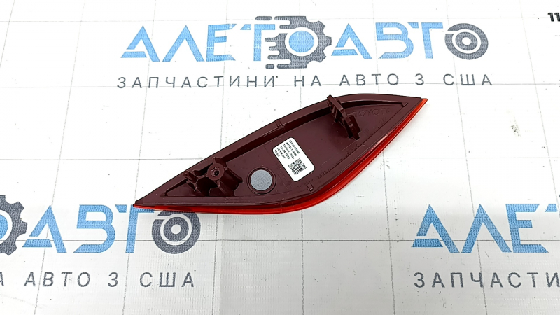 Отражатель заднего бампера правый Toyota Prius 50 19-22